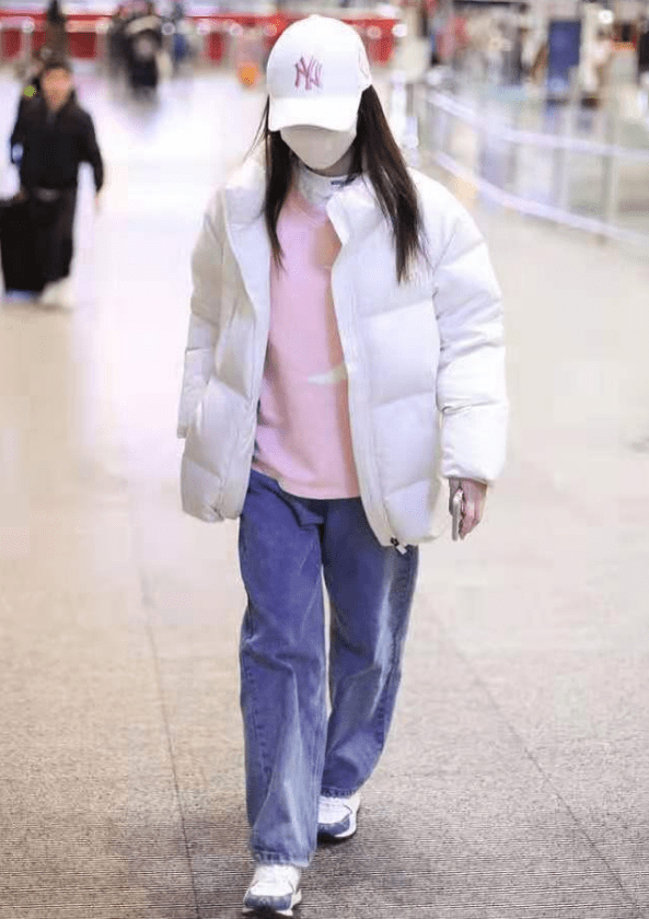 卫衣 李小璐真会穿,羽绒服搭配牛仔短裤,时尚感满满