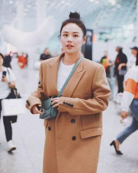 卫衣叠 马思纯真的瘦回去了！牛仔外套搭配休闲裤很青春，丸子头更显甜美