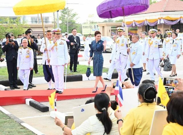 颜色 43岁苏提达穿蓝衣甘愿当花瓶！半蹲礼风情万种，撞衫帕公主竟不输