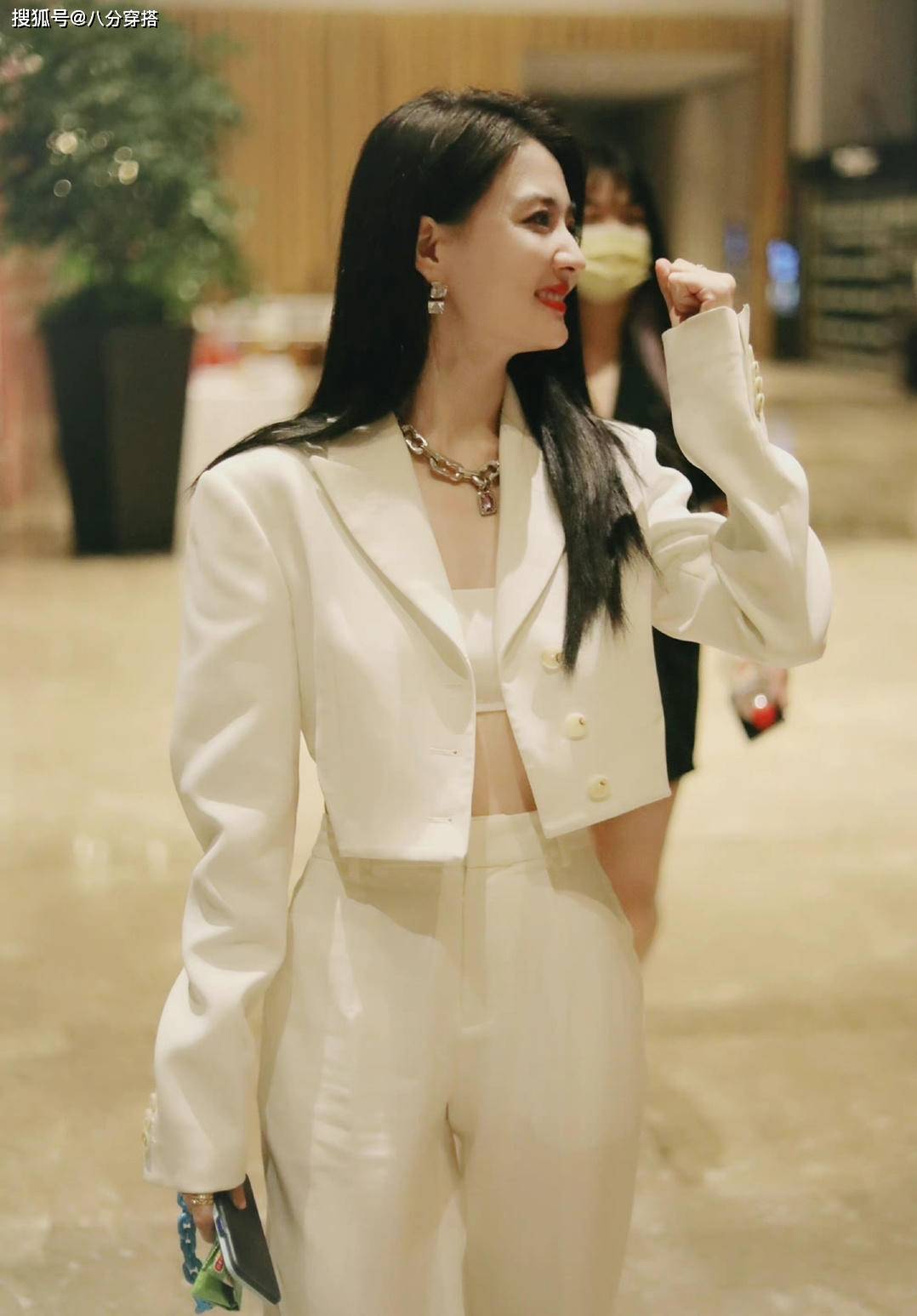 白卫衣 徐璐私服太时尚，白卫衣配牛仔裤都如此时髦，看起来像18岁的少女