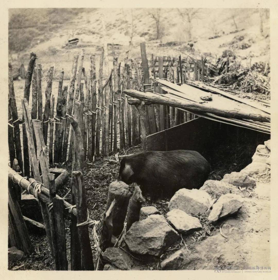 于险要之处的彝兵战士吹箫口琴与哨喃合奏凉山中的新娘黑彝女子及其