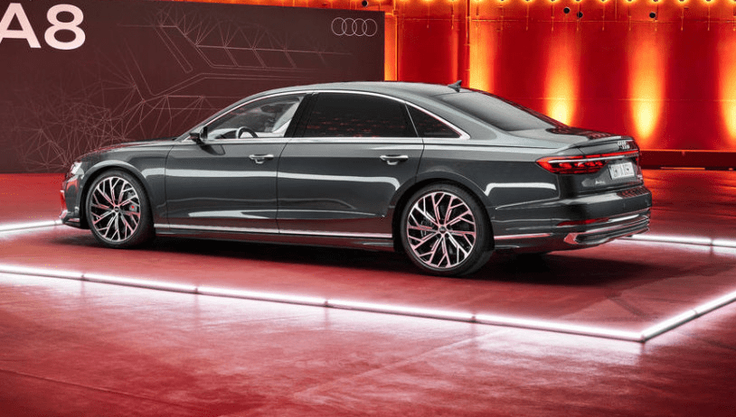 从资料图中,我们可以看到,中期改款后的奥迪a8虽然在整体的轮廓上没有