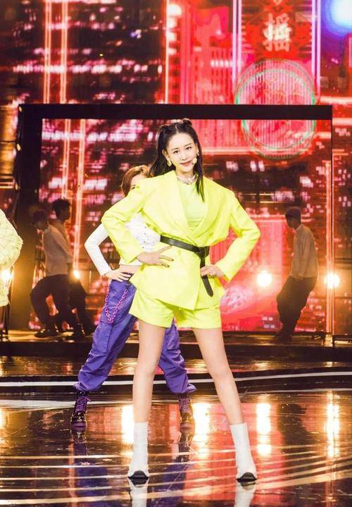 荧光 海陆摆脱米老鼠印象，西装短裤套装时髦又洋气，大长腿太绝了