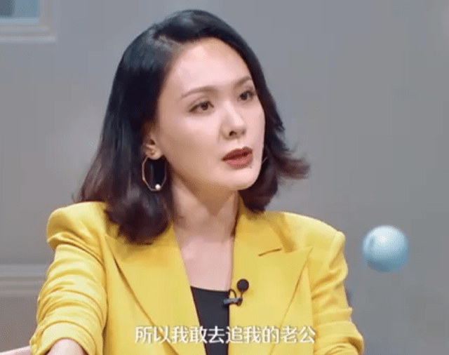 夫妻俩郭晓东迎结婚14周年，甜蜜拥吻很恩爱，老婆倒追成功被宠成小公主