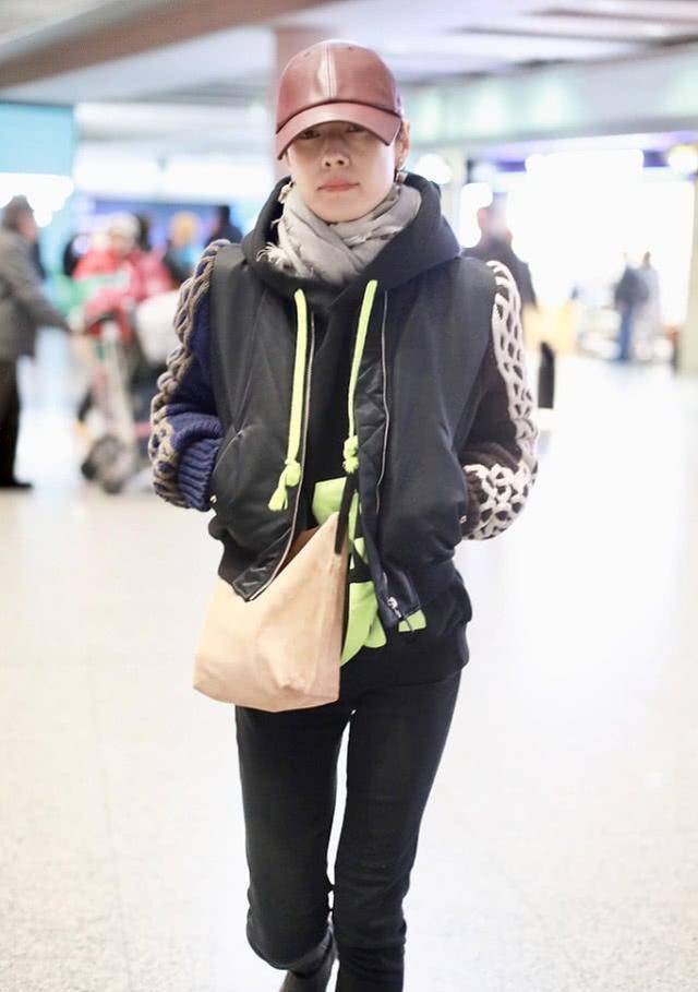 眼袋 马伊琍大步流星走机场,43岁穿成“叛逆少女”,帽子遮不住眼袋