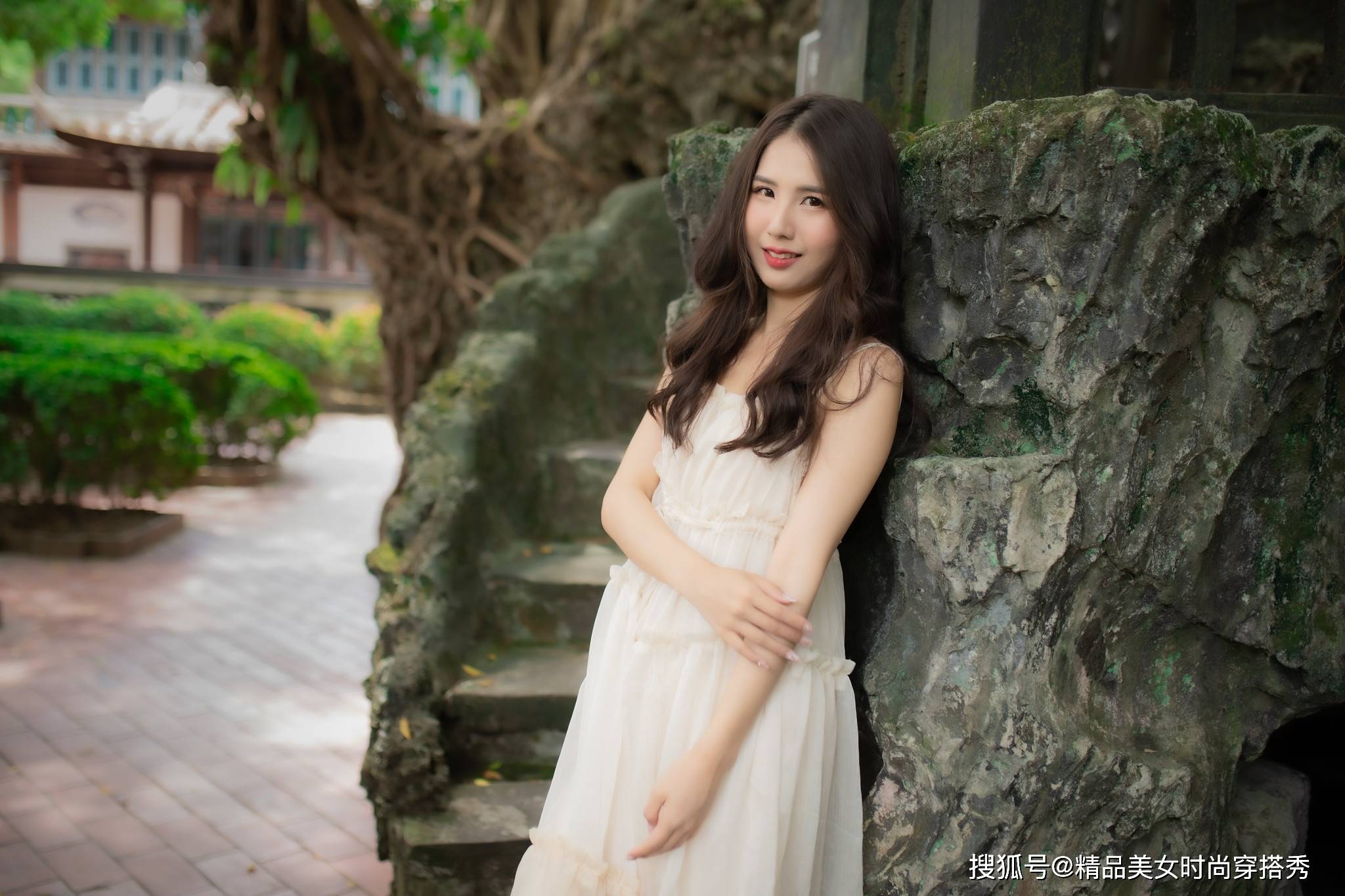 面料 性感的吊带连衣裙，细细的吊带，收腰压褶的设计甜美减龄又迷人