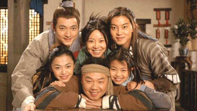 什么|风情女人闫妮，当了17年单亲妈妈，把女儿带进演艺圈，母女同演《突围》