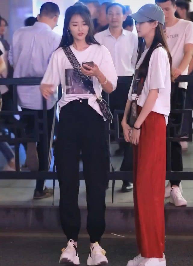 身材 长腿闺蜜街拍,她因穿“儿童鞋”成功抢镜,终于知道脚小的好处!