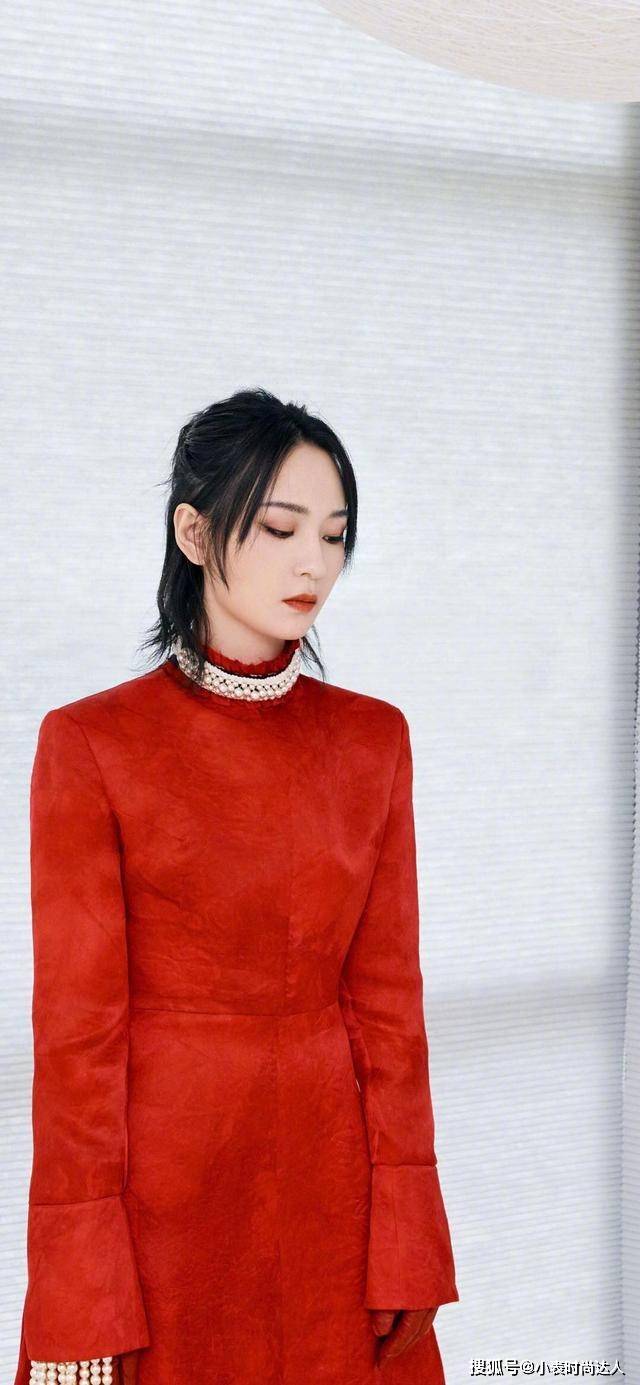 周笔畅 周笔畅温柔造型也很美,宫廷风红色礼服裙,复古又优雅