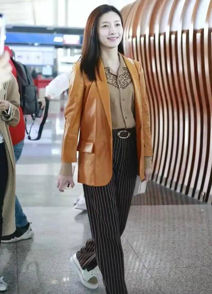 形象江疏影素颜走机场，形象变化太大引起热议，网友：还以为是李沁