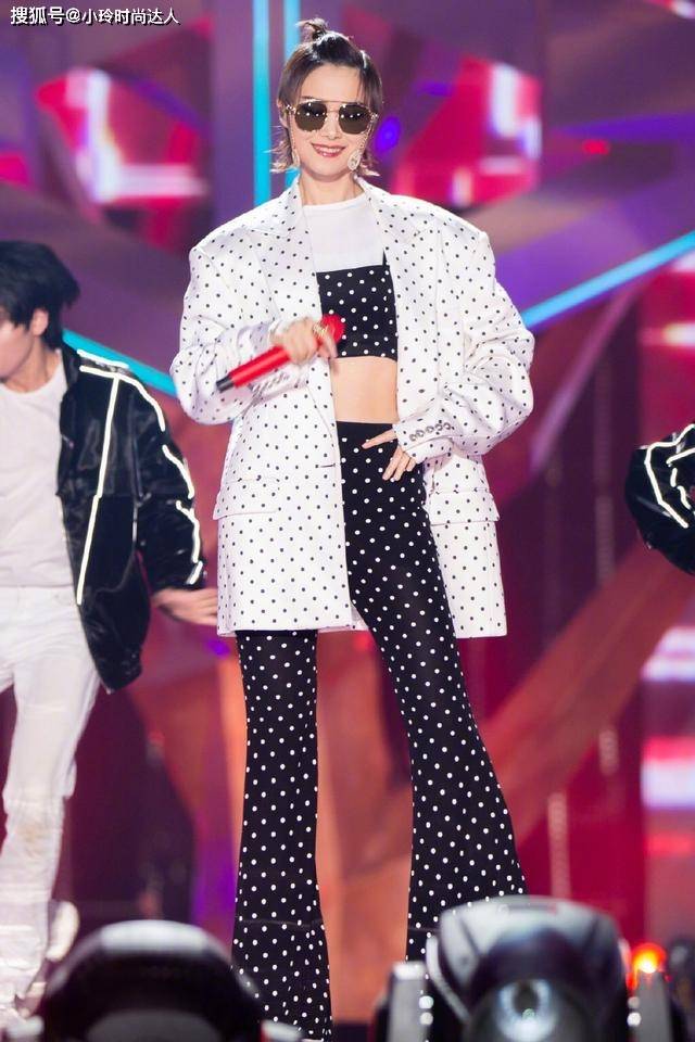李宇春 李宇春穿一身黑白复古波点装,大方秀出马甲线,洋溢着青春活力