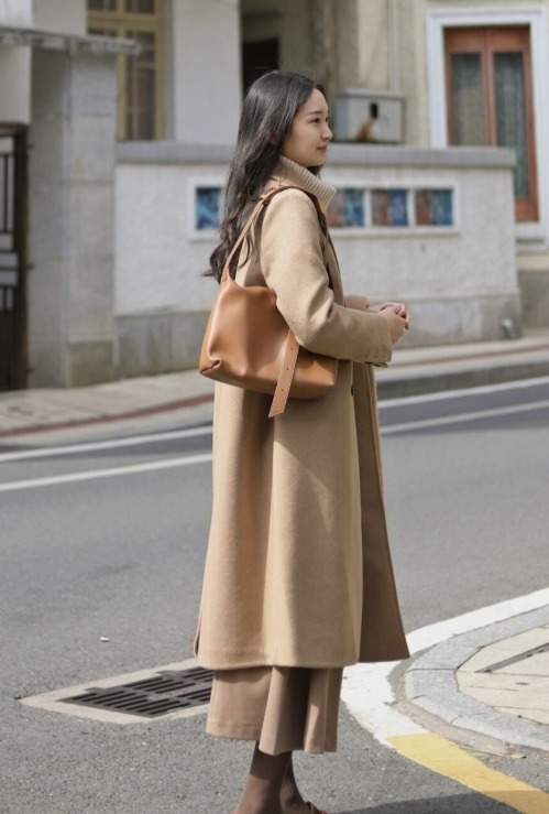 小个子 秋冬，是时候穿高领衫了，尝试这几组叠穿搭配，意外的好看时髦