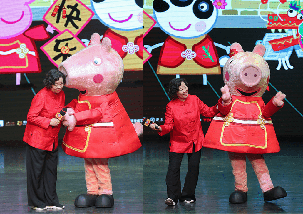 服装 方青卓真是优雅的奶奶，穿亮色服装好年轻，身材胖胖的看着好富态