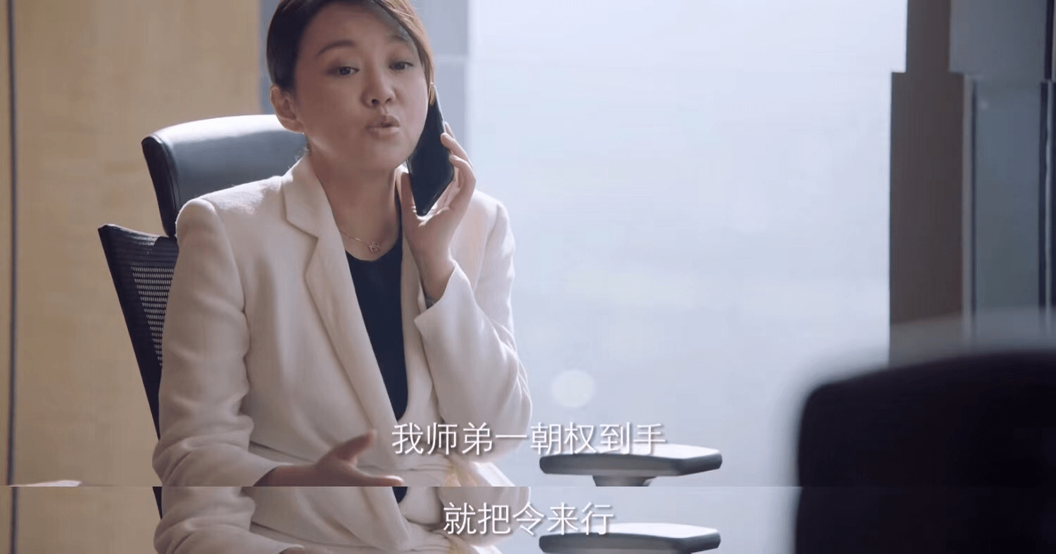 角色|闫妮当了17年的单亲妈妈，把女儿带进演艺圈，母女同演《突围》