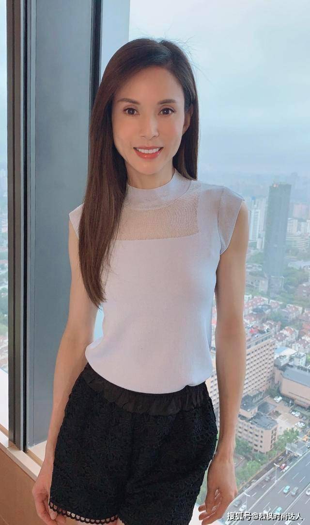 设计 李若彤用锻炼保持好身材，黑色蓬松半身裙系上腰带，身姿优美轻盈