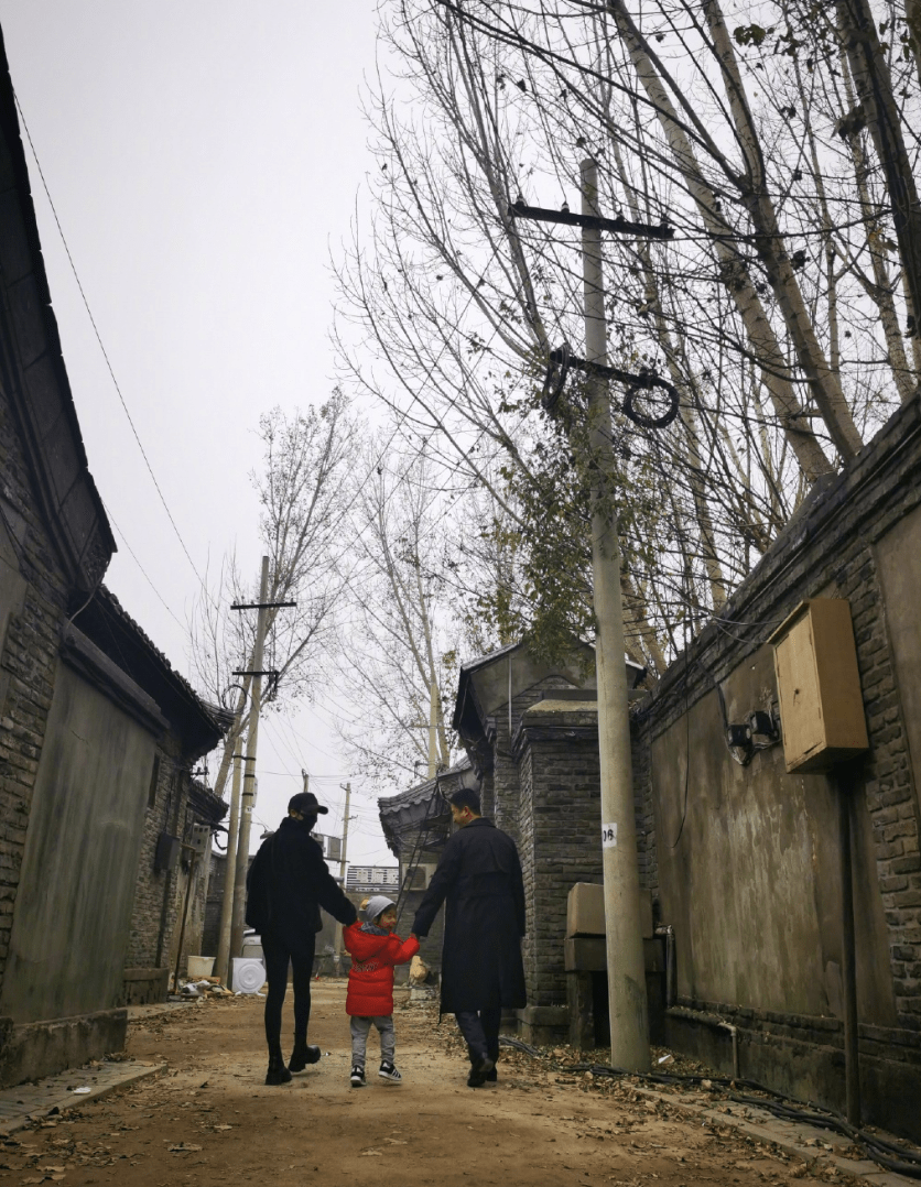 鱼尾纹|谢楠带小儿子探班吴京，拍温馨全家福，吴京笑出鱼尾纹满脸慈爱