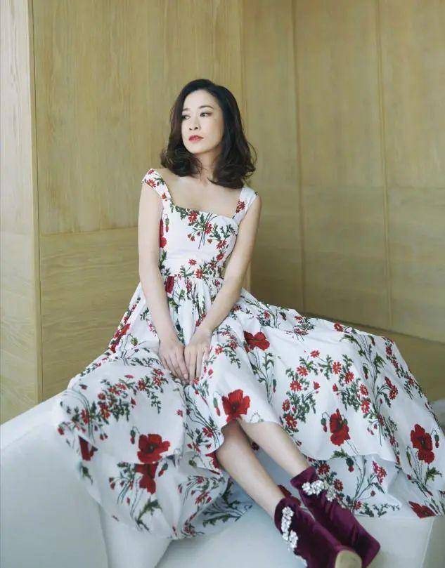 小姑娘 被佘诗曼美到了，45岁学小姑娘穿粉色连体裤扎丸子头，简直嫩出水