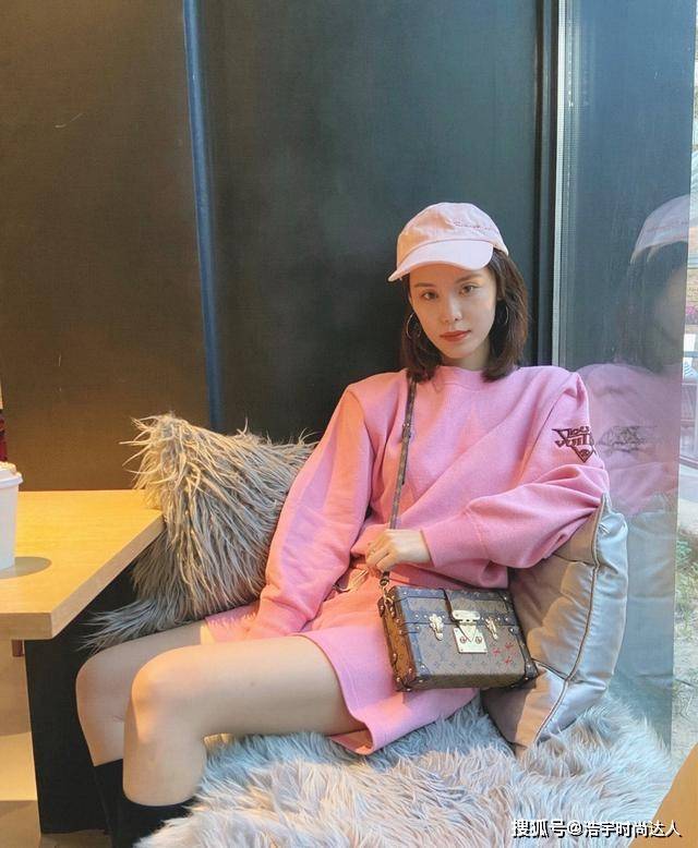 韩丹彤 韩丹彤清新夏日装，碎花大方领上衣搭牛仔裤，甜美又时尚