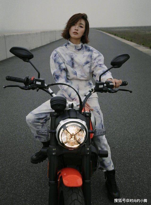 设计 万茜帅气有型，一身短袖西装连体裤简约又利落，气场A爆了