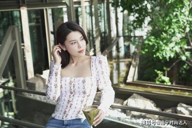 韩丹彤 韩丹彤清新夏日装，碎花大方领上衣搭牛仔裤，甜美又时尚