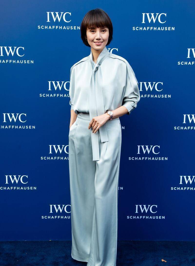 职场 终于知道为啥袁泉总演女强人了,一身职场装扮好有范儿,真有气质