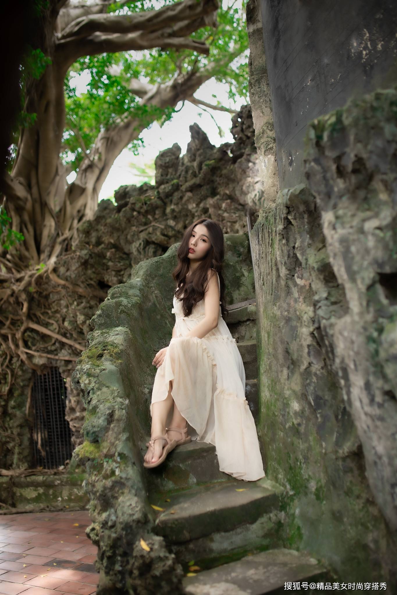 面料 性感的吊带连衣裙，细细的吊带，收腰压褶的设计甜美减龄又迷人