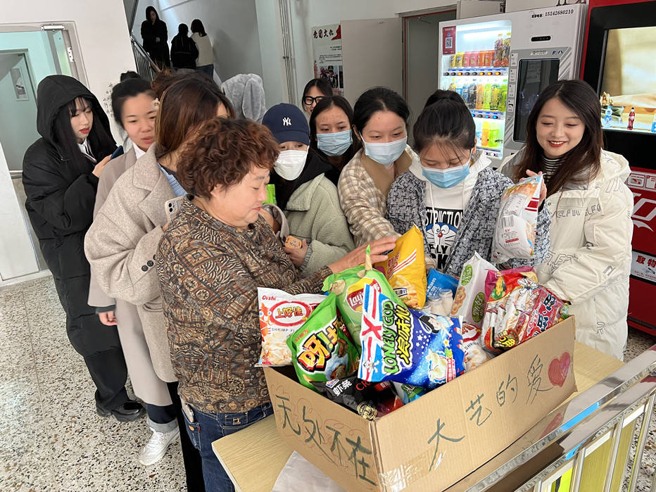 生活|暖心！大连艺术学院宿管阿姨叔叔豪送学生零食礼包