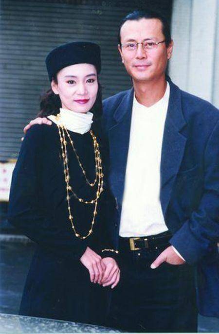 邓育昆很喜欢刘雪华,他对刘雪华展开了追求.