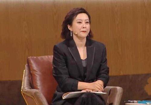 黑色 郝蕾这回造型太成功,穿西装配过膝长靴,泡面头洋气又减龄