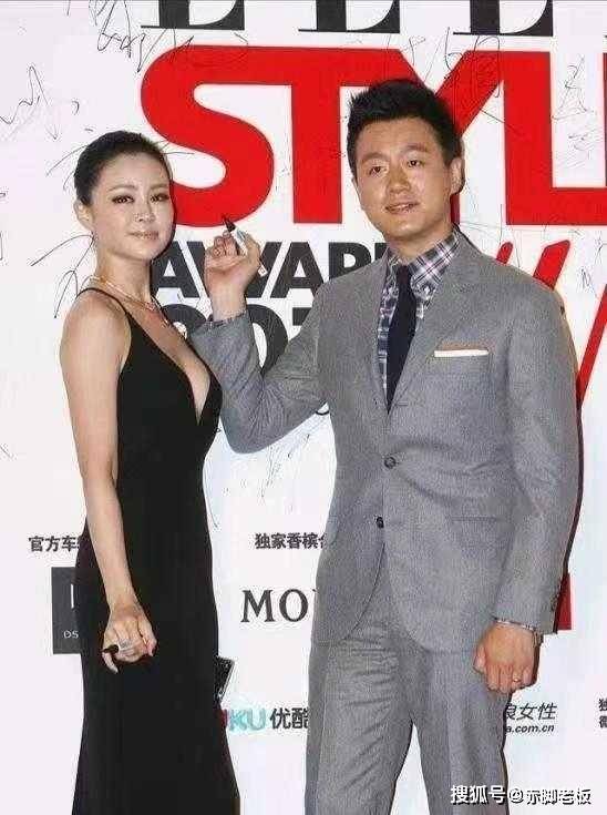 傲人 佟大为夫妻合体亮相，关悦大胆穿深V连衣裙，傲人身材太惊艳