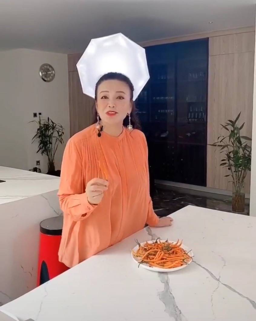 毛衣张兰冬天穿大衣套毛衣裙，时髦又显年轻，60+老人还这么漂亮！