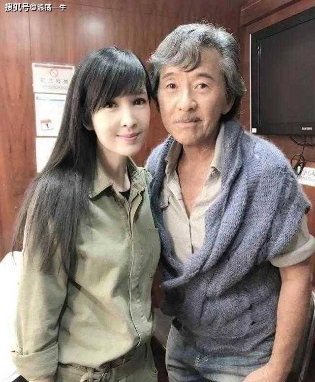 感觉 53岁周慧敏哪像“大妈”，穿军绿连体裤亮相，同框同辈却像隔代人