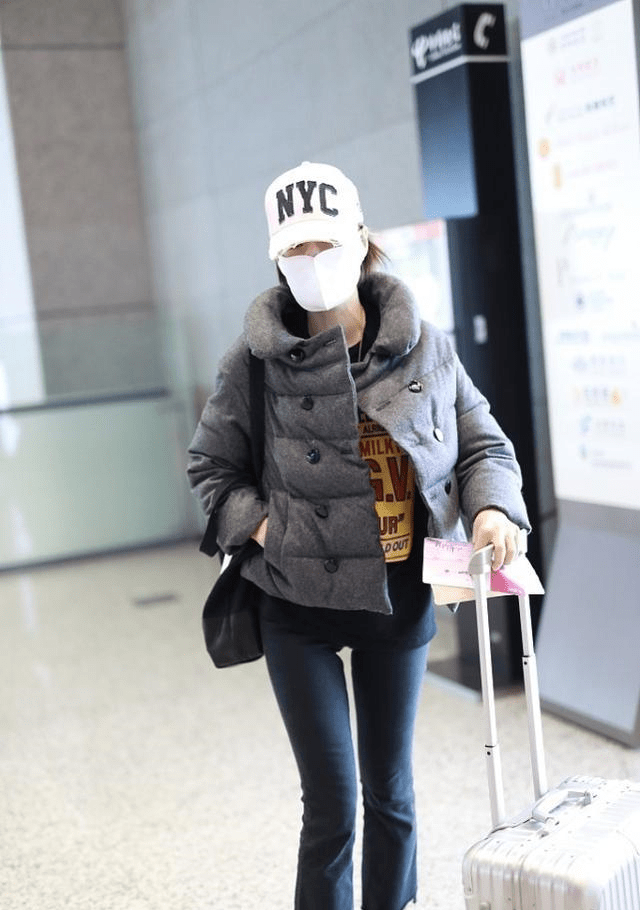 面包 马伊琍离婚后更潇洒了，穿棉服也很时尚，腿型看起来很优美