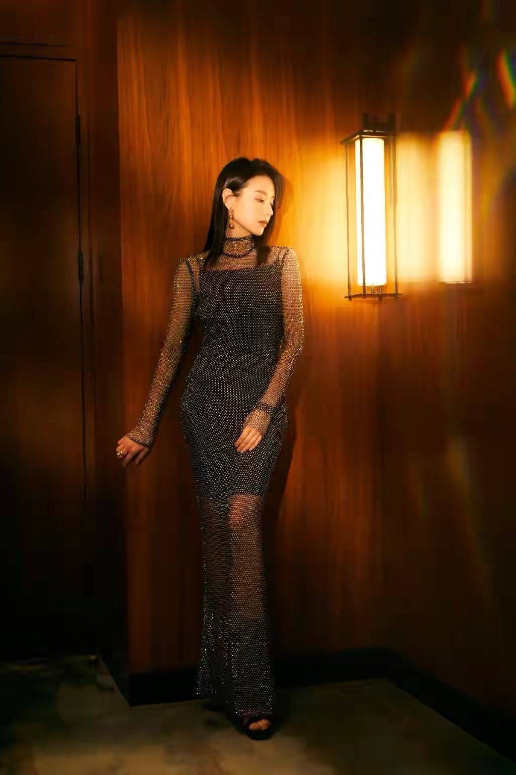 三七 董洁离开滤镜黑好多，穿撞色连衣裙配“大背头”，意外有了欧美范