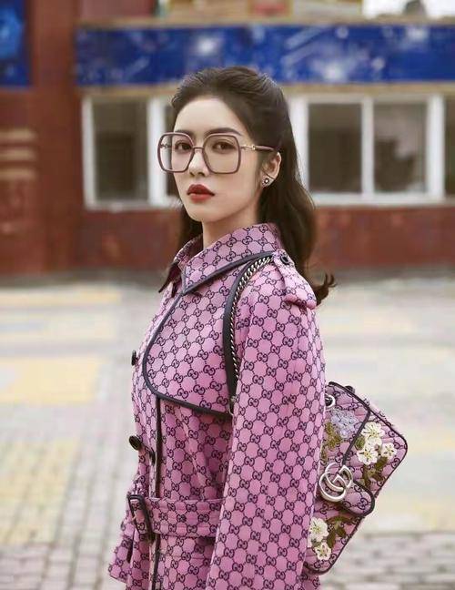 整体 可盐可甜蔡文静,一身粉色大衣加身文静又典雅