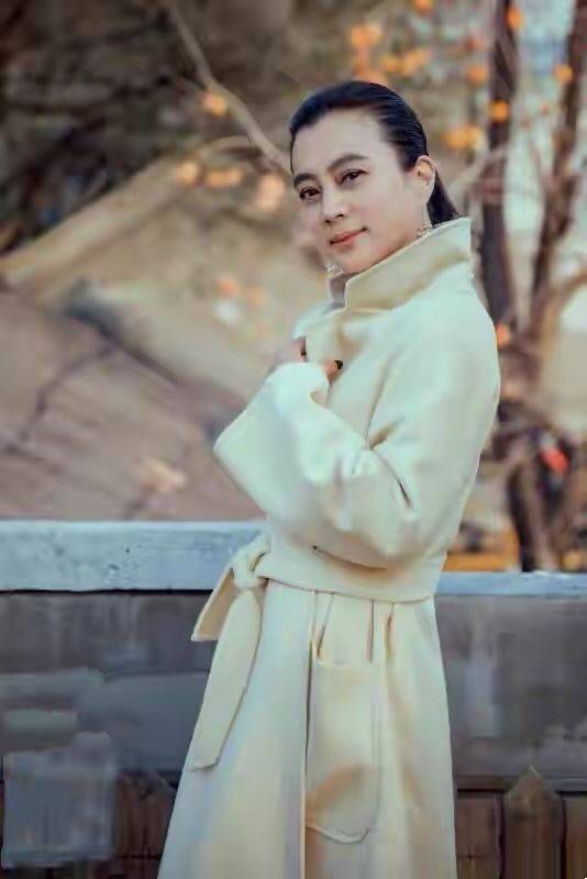 身材 58岁李玲玉素颜玩雪，穿羽绒服也不显胖，配毛线帽减龄还显脸小