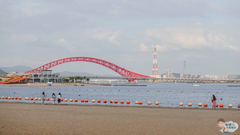 小镇|宁波罕见的蓝海沙滩，有神奇的“死海漂浮”，就在历史悠久的山海小镇