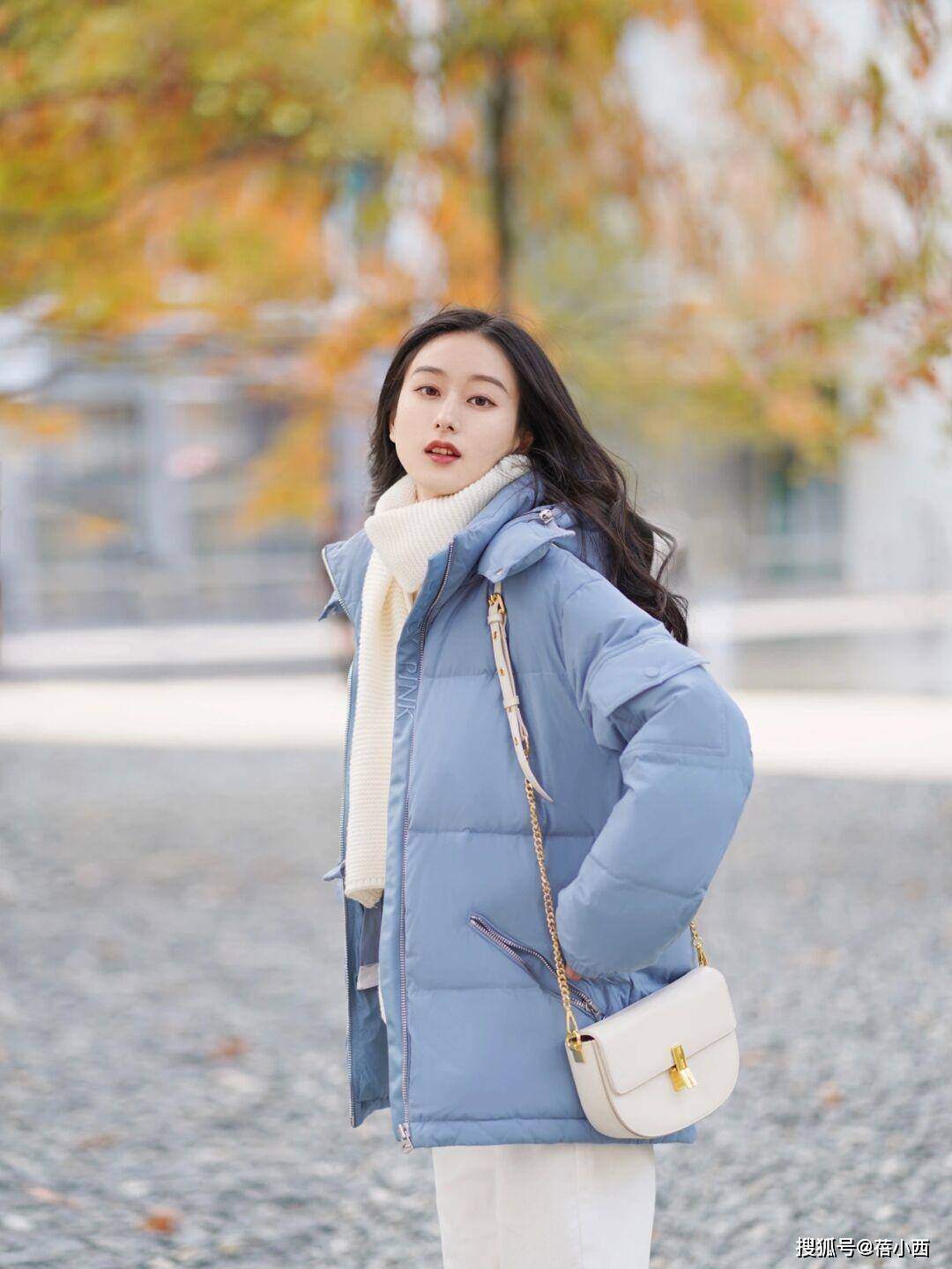 颜色 冬季穿啥保暖又时髦？王牌单品“羽绒服”，搭裤子、半身裙真洋气