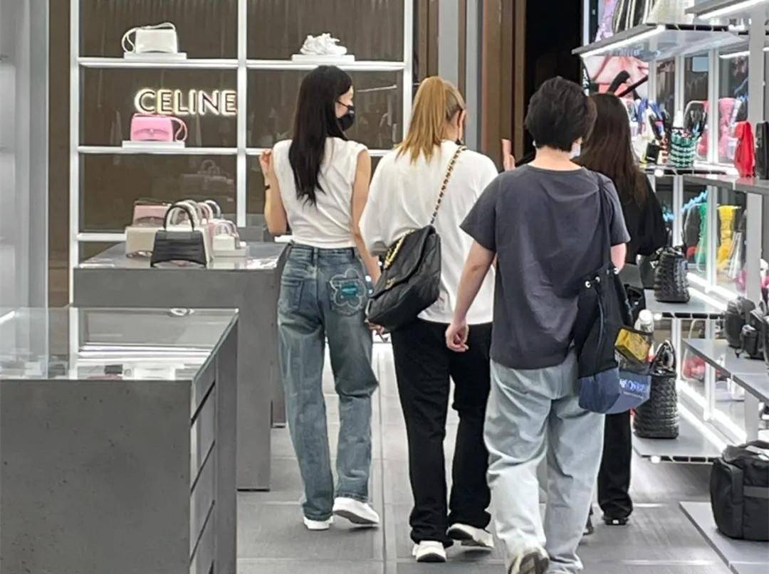 喇叭裤 金晨逛家居馆，穿T恤配喇叭裤好身材受瞩目，腰快瘦成助理一半细