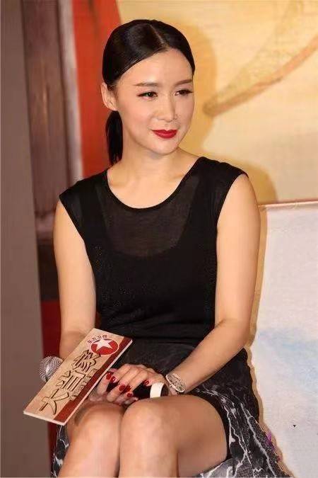 黑色 会穿黑色的女人才是真的美，姚芊羽穿黑色服装真不土，挺精致的