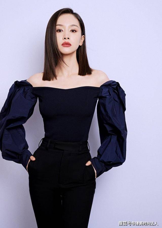 身材 王子文虽个子小但有“括号臀”，穿束胸款连衣裙，身材比例太完美