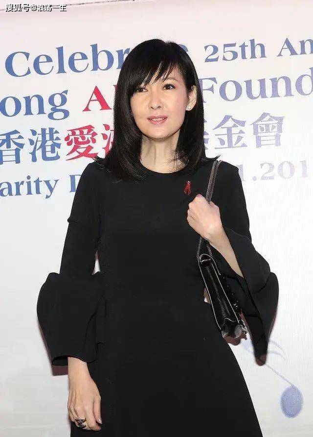 感觉 53岁周慧敏哪像“大妈”，穿军绿连体裤亮相，同框同辈却像隔代人