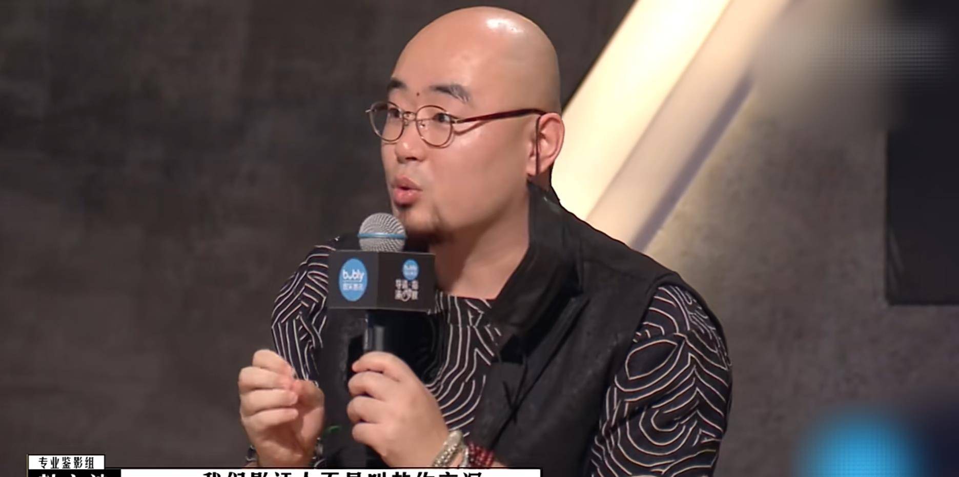 电影|《导演请指教》第一期，梁龙作品引争议，现场小哥说的话才是亮点