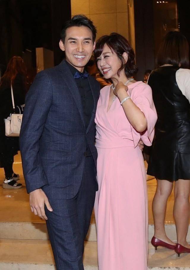 原创陈松伶瘦身成功气质都变了穿粉裙牵手小8岁老公看着还真登对