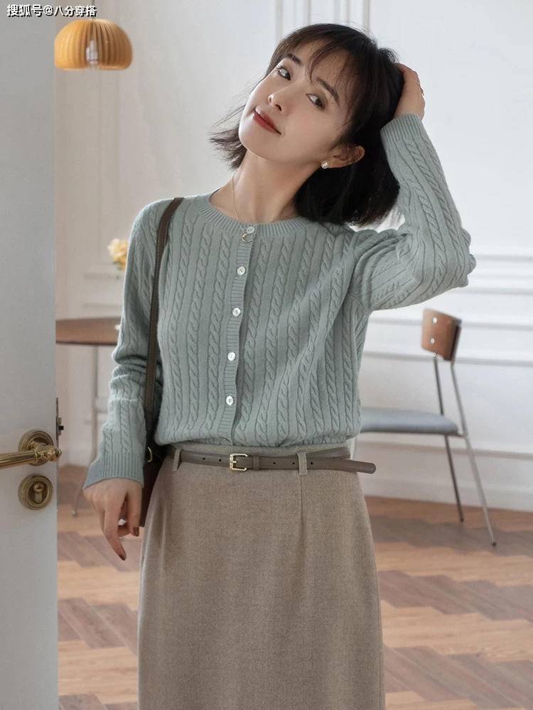 美眉 秋冬想保持女人味，别总穿牛仔裤，试试“毛衣+半身裙”温柔优雅