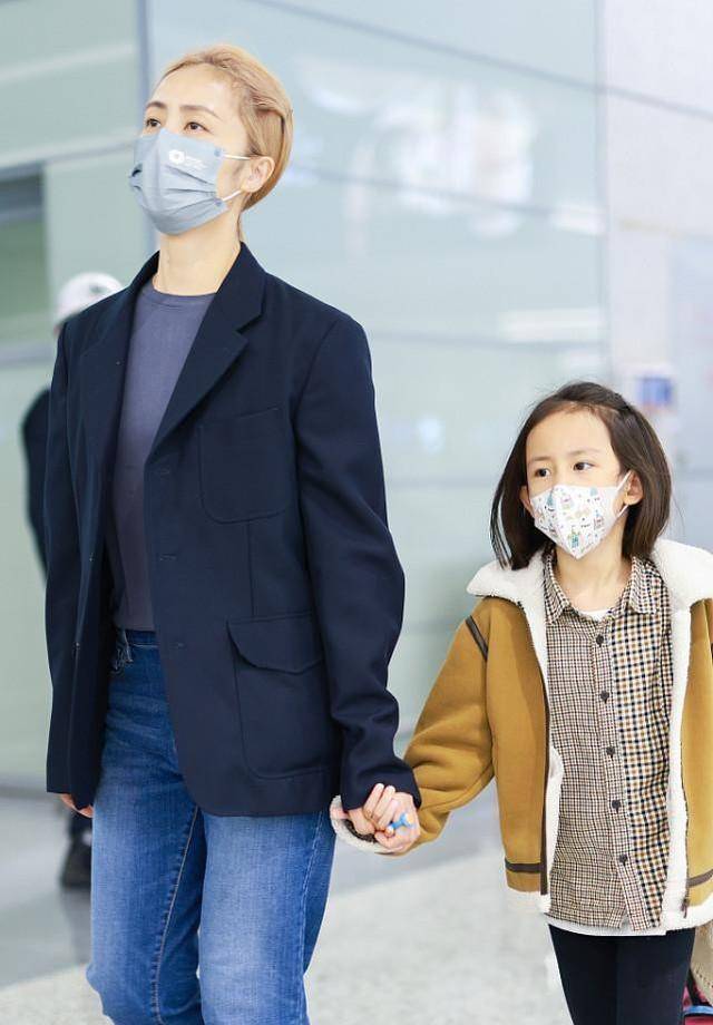 身材 染黄发的孙莉挺叛逆的,但穿衣潇洒随性,西装配牛仔裤简约大气