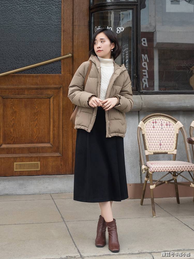 颜色 冬季穿啥保暖又时髦？王牌单品“羽绒服”，搭裤子、半身裙真洋气