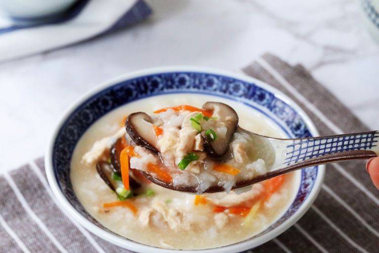 去腥|香菇鸡丝粥的家庭做法，营养美味，做法简单