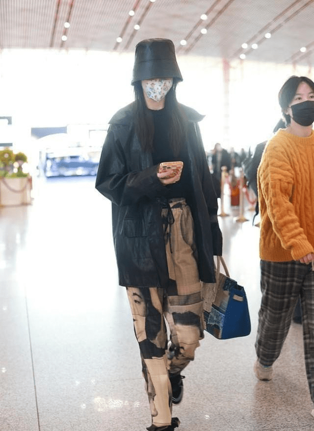 显得 金晨把夹克穿出了高级感，配印花裤显得率性又时尚，藏不住精致感