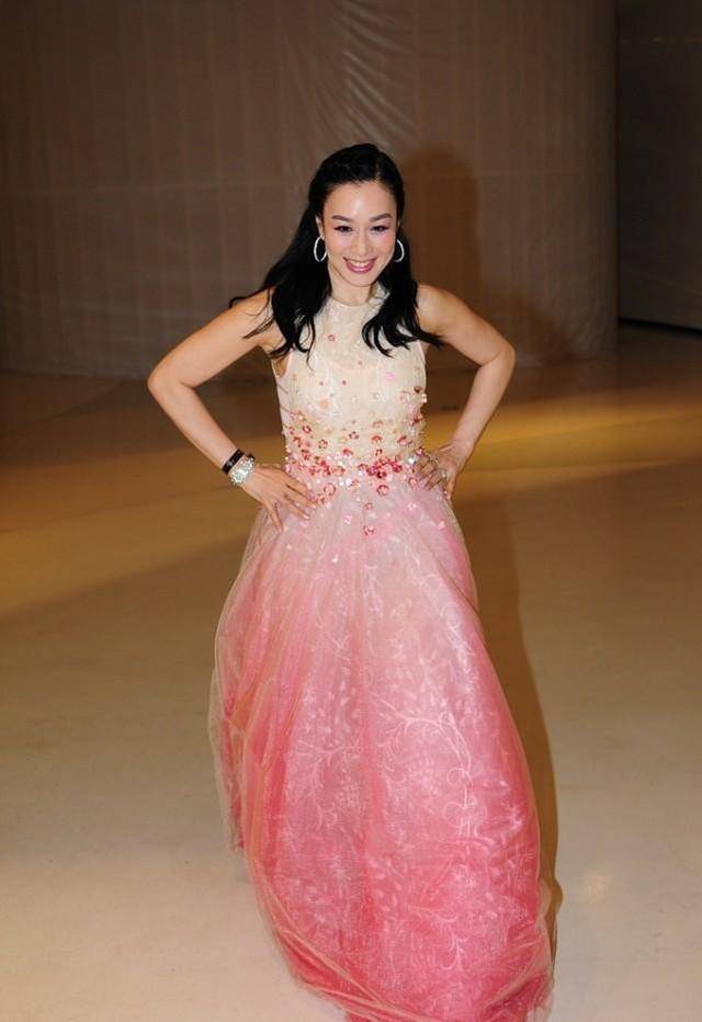 身材 钟丽缇为吸睛挺拼的，在老公面前穿镂空长裙，身材丰满感挺突出的